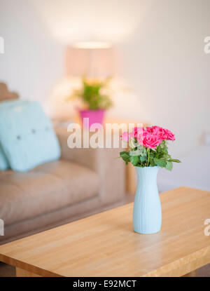 Vase de fleurs dans la salle de séjour Banque D'Images