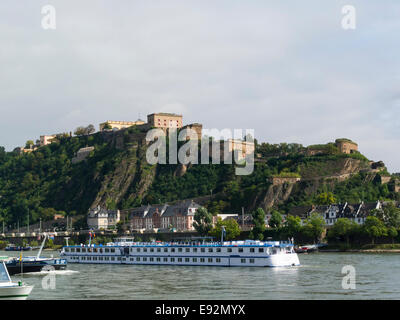 Bateau de croisière Rhin passant sur la forteresse Ehrenbreitstein Coblence colline derrière l'Allemagne, l'UE Banque D'Images