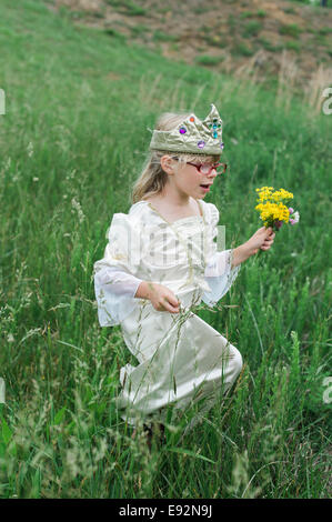 Young Boy Holding Bouquet de fleurs Banque D'Images