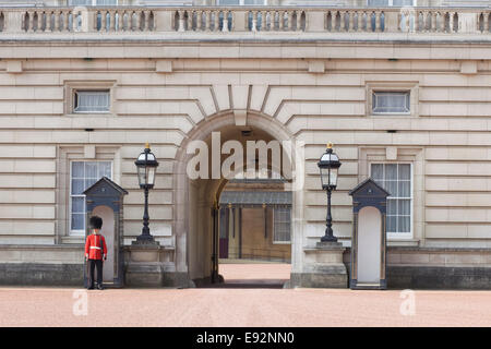 Les gardes du palais à l'extérieur de Buckingham Palace London England Banque D'Images