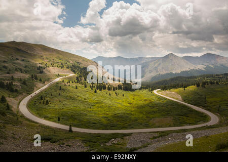 Grand virage sur l'escalade de la route vers le haut de Cottonwood Pass en Californie, USA que sports cars race en sommet Banque D'Images