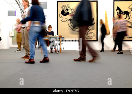 Londres, Royaume-Uni. 17 octobre, 2014. 12e édition de Frieze London dans Regents Park. Les visiteurs de la Frieze Art Fair Credit : Rachel/Megawhat Alamy Live News Banque D'Images