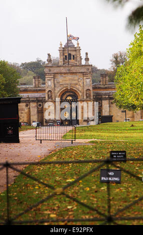 17-10-2014 NOTE AUX PORTES DE BLENHEIM PALACE APRÈS LA MORT DU DUC DE MARLBOROUGH d'un drapeau en berne au-dessus du palais. Blenheimpic Catchline : Longueur : Copie directe : Andrew Ffrench Pic : Damian Halliwell Photo Banque D'Images