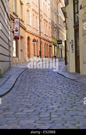 Une rue traditionnelle dans la ville de Prague, République tchèque. Banque D'Images