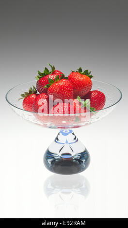Bol en verre élégante de fraise mûre sur une surface brillante Banque D'Images