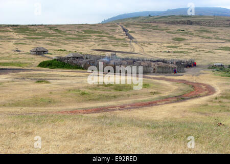 Un petit village massaï le long d'une route entre les plaines du Serengeti et le cratère du Ngorongoro, en Tanzanie. Banque D'Images