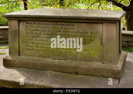 La tombe d'Elihu Yale d'après qui l'université de Yale aux USA est nommé à St Giles Church Wrexham North Wales UK Banque D'Images