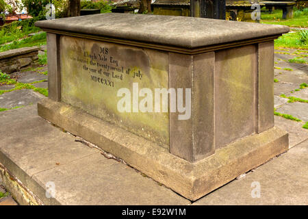 La tombe d'Elihu Yale d'après qui l'université de Yale aux USA est nommé à St Giles Church Wrexham North Wales UK Banque D'Images