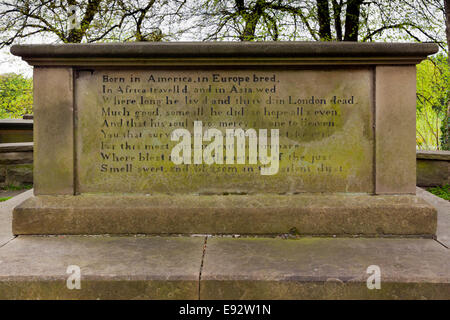 La tombe d'Elihu Yale d'après qui l'université de Yale aux USA est nommé à St Giles Church Wrexham North Wales UK Banque D'Images