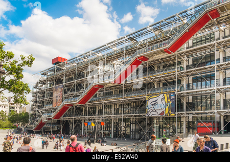 Les gens en face de centre Georges Pompidou, sur la façade d'une affiche pour une exposition des oeuvres de Roy Lichtenstein Banque D'Images