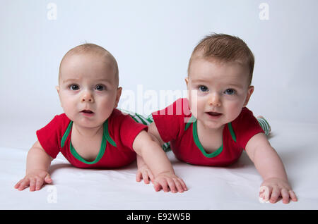 9 Mois Faux Jumeaux Garcons En Couleurs De Noel Se Tenant La Main Et A La Grave Photo Stock Alamy 9 Mois Faux Jumeaux Garcons En Couleurs De Noel Se Tenant La Main Et A La Grave Photo Stock Alamy