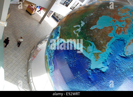 Globe, Muddy Waters, et renouvelable la plus importante du monde, globe en rotation DeLorme Map Store, Yarmouth, Maine Banque D'Images