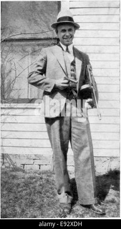 John Dillinger (1903-1934), American Gangster, Portrait holding Toy Gun utilisées pour échapper à la prison de Crown Point, Indiana, USA, 1934 Banque D'Images