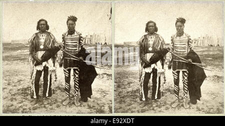 1er et 2ème chef de la Mandans, Fort Berthold, le territoire du Dakota, USA, carte stéréo, vers 1880 Banque D'Images