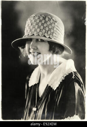 Smiling Woman in Sports Hat de feutre et de paille tresse, Close-Up Portrait, vers 1922 Banque D'Images