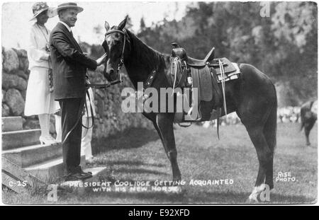 Le président américain Calvin Coolidge à cheval, vers 1925 Banque D'Images