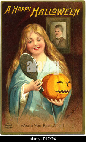 Girl Holding jack-o-lanterne et miroir, "un plaisir de l'Hallowe'en, le croiriez-vous', carte postale, vers 1909 Banque D'Images