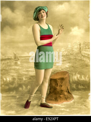 Femme en maillot vert avec bande rouge, chaussures à rayures, Portrait, circa 1900 Banque D'Images