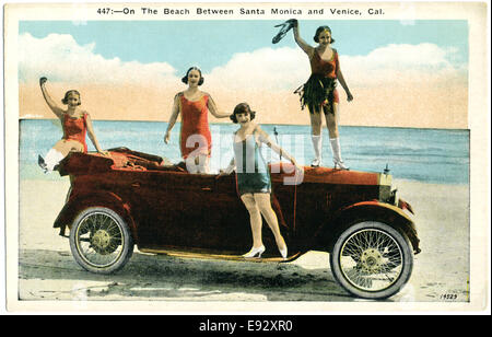 Quatre femmes en costume de bain sur voiture rouge, "sur la plage, entre Santa Monica et Venice, Californie', carte postale, vers 1920 Banque D'Images