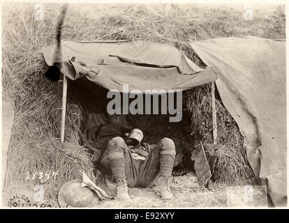 Conducteur de l'ambulance militaire américaine en couchage tente près Samogneux, France, vers 1918 Banque D'Images