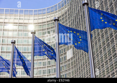 Drapeaux devant l'édifice de la Commission de l'UE à Bruxelles Banque D'Images