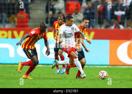 Lens, France. 17 Oct, 2014. Ligue 1 française de football. Par rapport à l'objectif Paris St Germain. Adamo Coulibaly (Lens) et Gregory van der Wiel (PSG) : Action de Crédit Plus Sport/Alamy Live News Banque D'Images