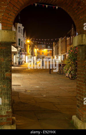 North Street at night par arch à la Chambre du Conseil, Chichester, West Sussex Banque D'Images