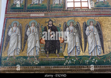 Le Christ intronisé comme Roi des cieux. Mosaïques de la Basilique de San Apollinare Nuovo, Ravenne Banque D'Images