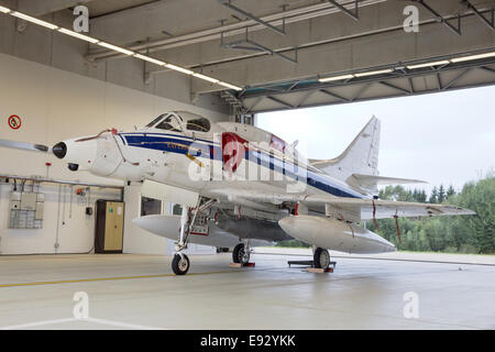 A-4 Skyhawk fighter jet dans un hangar Banque D'Images