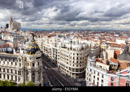 Vue panoramique vue aérienne de Gran Via, principale rue commerçante de Madrid, Espagne. Banque D'Images