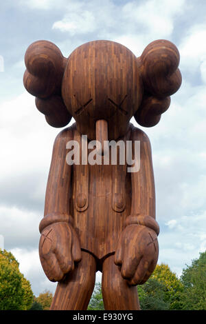 "Petit mensonge" une sculpture de KAWS à Frieze Art Fair 2014, Regents Park, London, UK. Banque D'Images