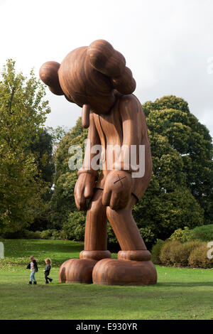 "Petit mensonge" une sculpture de KAWS à Frieze Art Fair 2014, Regents Park, London, UK. Banque D'Images