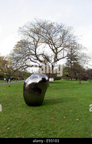 HEAD (MAO) une sculpture par pas vitale à la Frieze Art Fair 2014, Regents Park, London, UK. Banque D'Images