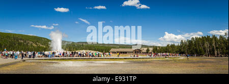 Le parc national de Yellowstone, Wyoming - 22 juillet : groupe de touristes debout regardant Old Faithful Geyser ; 22 juillet 2014 dans Yellowst Banque D'Images