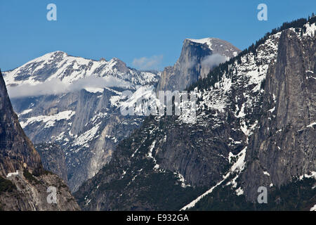 Demi-Dôme et Yosemite Valley de près de vue de tunnel au printemps, Yosemite National Park, Californie. Banque D'Images