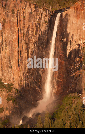 Bridalveil Falls plonge sur une falaise pour le fond de la vallée ci-dessous, Yosemite National Park, Californie. Banque D'Images