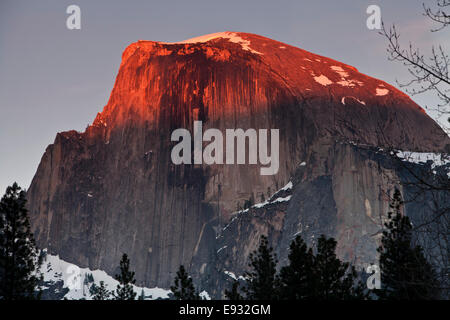 Lumière du soir sur Demi Dôme à Yosemite National Park, Californie. Banque D'Images