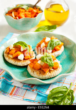 Bruschetta à la citrouille. Bruschetta à la citrouille rôties, fromage et basilic Banque D'Images