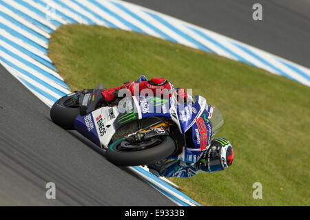 Phillip Island, Victoria, Australie. Samedi, 18 octobre, 2014. Movistar Yamaha rider du Team MotoGP Jorge Lorenzo sur sa façon de trouver la pratique plus rapide tour pendant trois essais libres du Grand Prix Moto d'Australie à Phillip Island. Credit : Russell Hunter/Alamy Live News Banque D'Images