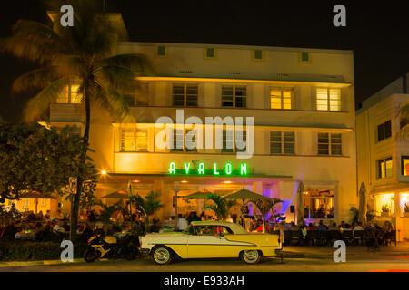 VINTAGE OLDSMOBILE SUPER 88 CONVERTIBLE (©GENERAL MOTORS CORP 1957) AVALON HOTEL (©ALBERT AIS 1941) OCEAN DRIVE SOUTH BEACH MIAMI BEACH FLORIDA USA Banque D'Images