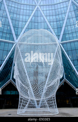 Juame de Plensa 12 mètres sculpture en métal blanc, de l'installation d'une tête de jeune fille intitulé "Wonderland" à Calgary, Canada Banque D'Images