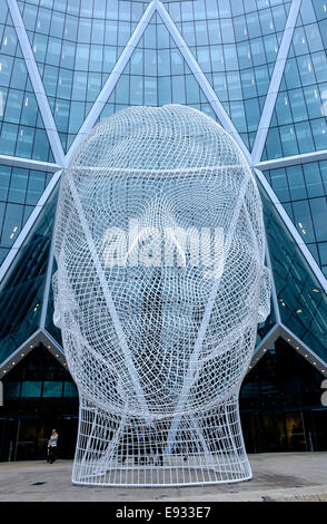 Juame de Plensa 12 mètres sculpture en métal blanc, de l'installation d'une tête de jeune fille intitulé "Wonderland" à Calgary, Canada Banque D'Images