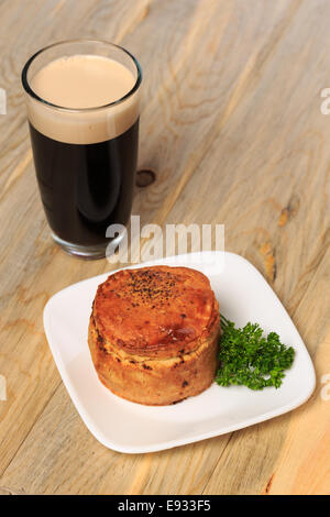 Marché Trader Joe's Steak and Ale Pie de la viande préparée à partir d'congelé avec une pinte de bière stout Banque D'Images