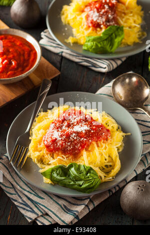 Courge spaghetti cuite Maison Pâtes avec sauce Marinara Banque D'Images