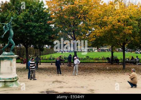 Jeu de boules dans le Jardin des Tuileries, Louvre, Paris, France Banque D'Images