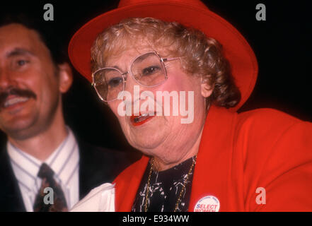 New York, NY - circa 1989- 1992 - L'ex-femme du Congrès Bella Abzug portant sa marque de chapeau. ©Stacy Walsh Rosenstock/Alamy Banque D'Images