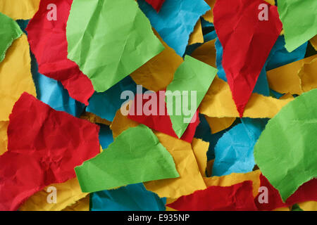 Froissé, déchiré et colorés des morceaux de papier. Fond de papier. Banque D'Images
