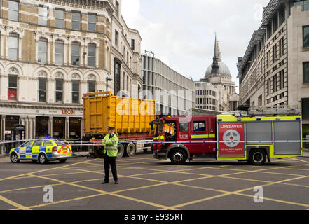 Londres, Royaume-Uni. 17 octobre, 2014. Accident de la route impliquant un camion benne et le cycliste à Ludgate Circus London UK 17/10/2014 Credit : Cabanel/Alamy Live News Banque D'Images