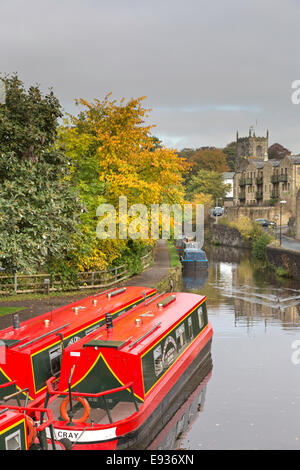 Amarrés sur Narrowboats Springs Branch, Leeds et Liverpool Canal, Skipton, North Yorkshire, England, UK Banque D'Images