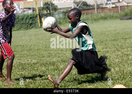 Kampala, Ouganda. October 18th, 2014. Les enfants ougandais défavorisés prennent le temps de jouer au rugby. Bon nombre des jeunes qui habitent dans les bidonvilles ont bénéficié dans l'éducation grâce au financement par des expatriés qui aiment le sport. Credit : Samson Opus/Alamy Live News Banque D'Images